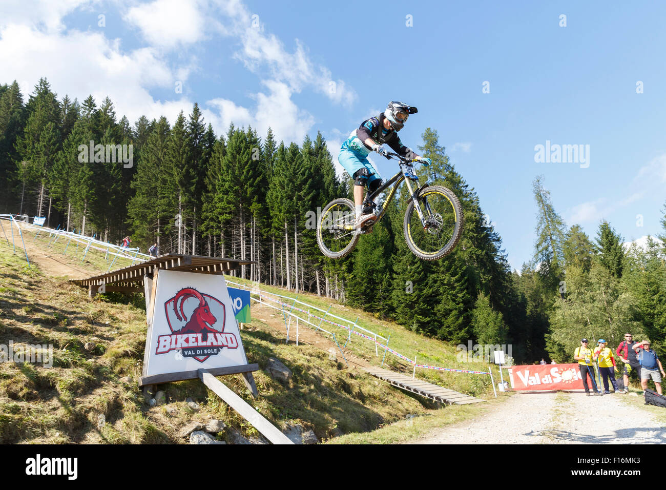Val Di Sole, Italien - 22. August 2015: Solid-Reverse Factory Racing Team, Fahrer Barth Joshua in Aktion bergab Stockfoto