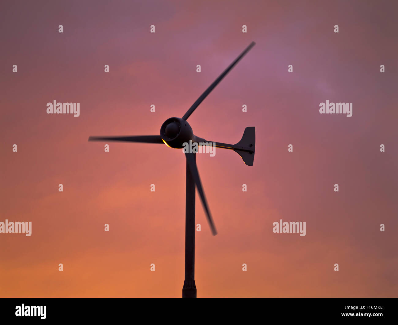 Dh WEA UK Sonnenuntergang Windkraftanlage hautnah Blade Windturbine uk blades Silhouette Stockfoto