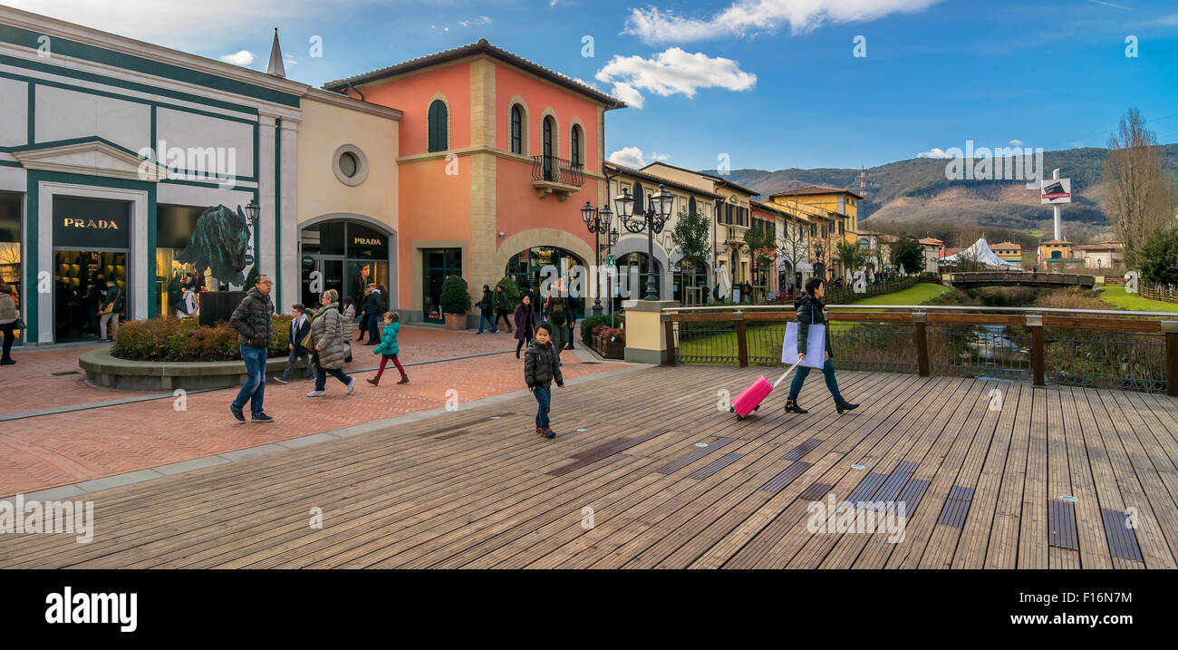 BARBERINO DI MUGELLO, Italien - 24. Januar 2015: Touristen-Shop im McArthurGlen Designer Outlet in Barberino di Mugello, Italien. Stockfoto