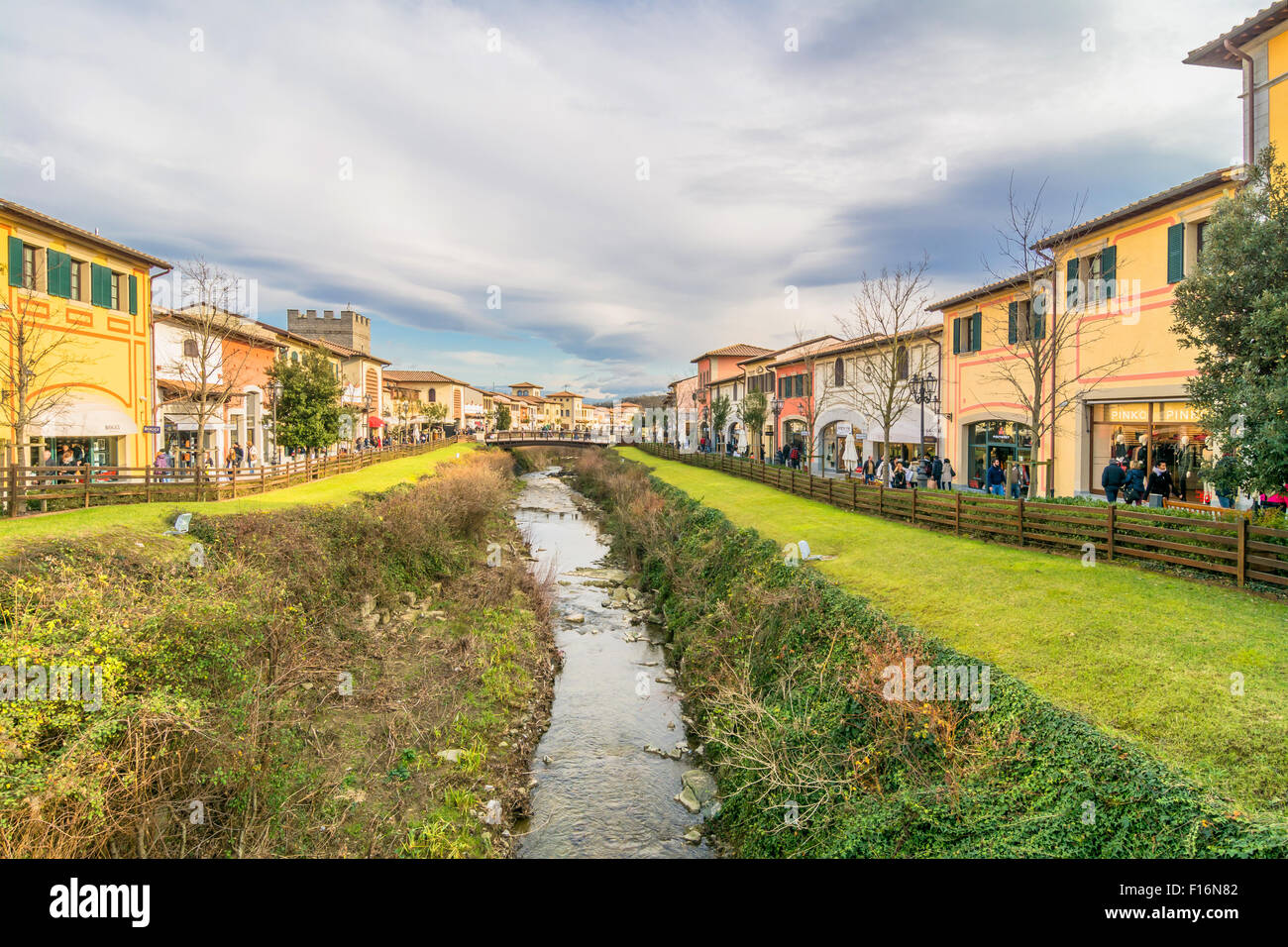 BARBERINO DI MUGELLO, Italien - 24. Januar 2015: Touristen-Shop im McArthurGlen Designer Outlet in Barberino di Mugello, Italien. Stockfoto