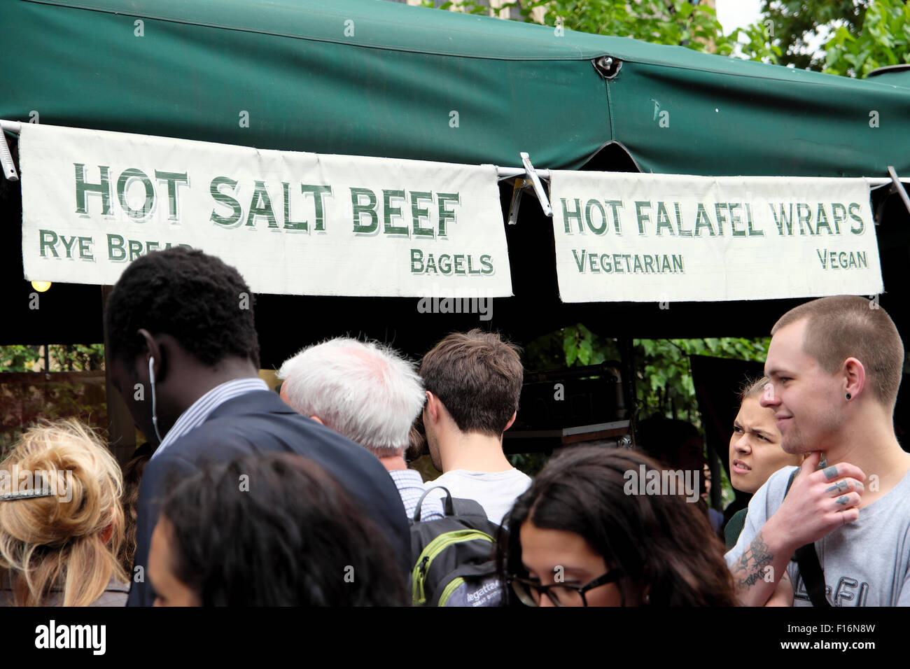 Heiße Salt Beef Bagels und Falafel Wraps am Fleischstand und vegetarischen Food Stand auf dem Straßenmarkt im Borough Market Southwark South London UK KATHY DEWITT Stockfoto