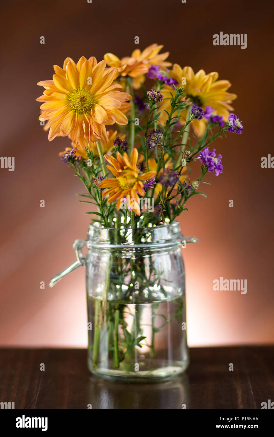 schöne Blume in Vase auf Tisch Stockfoto