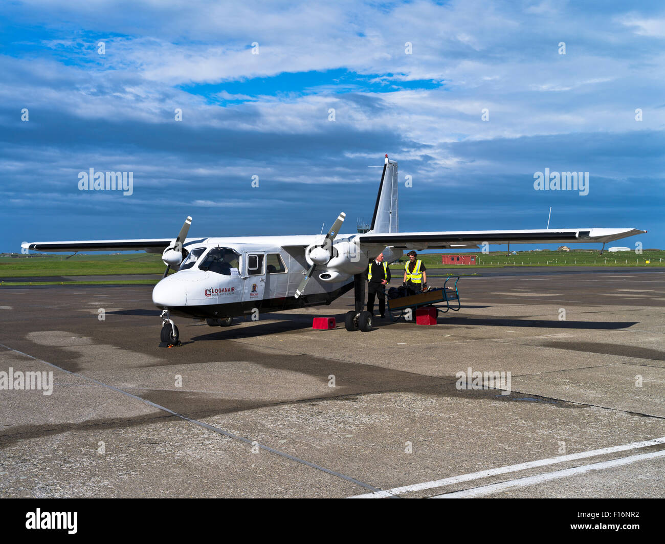dh Gepäckabfertigung FLUGHAFEN KIRKWALL ORKNEY Loganair Britten-Norman BN2B-26 Islander Kleinflugzeug uk Regional Airlines Flugzeug geparkte Landebahn Flugzeuge Stockfoto