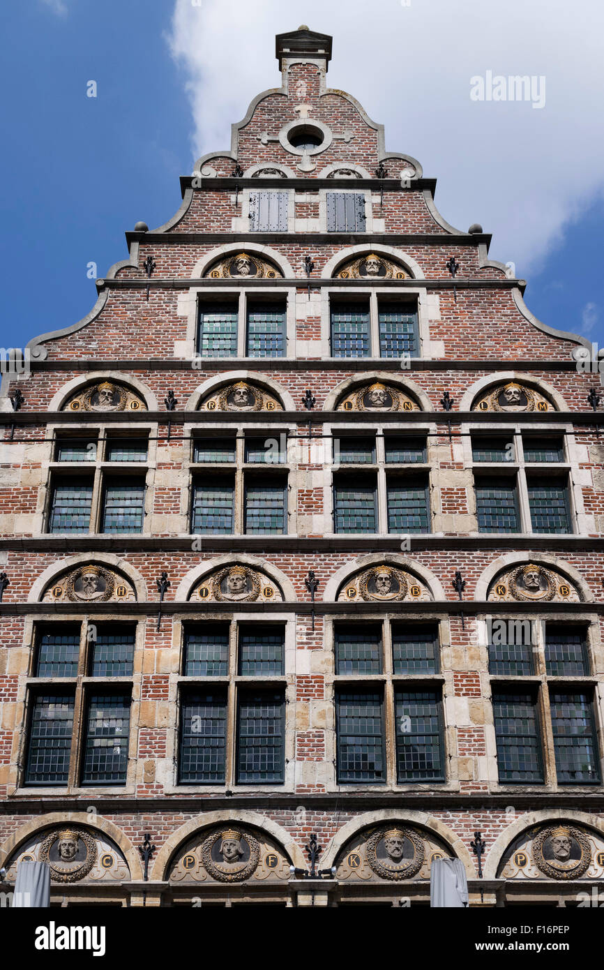 Die gekrönten Häupter in eine Fassade mit einem Treppengiebel in Ghend, Belgien Stockfoto