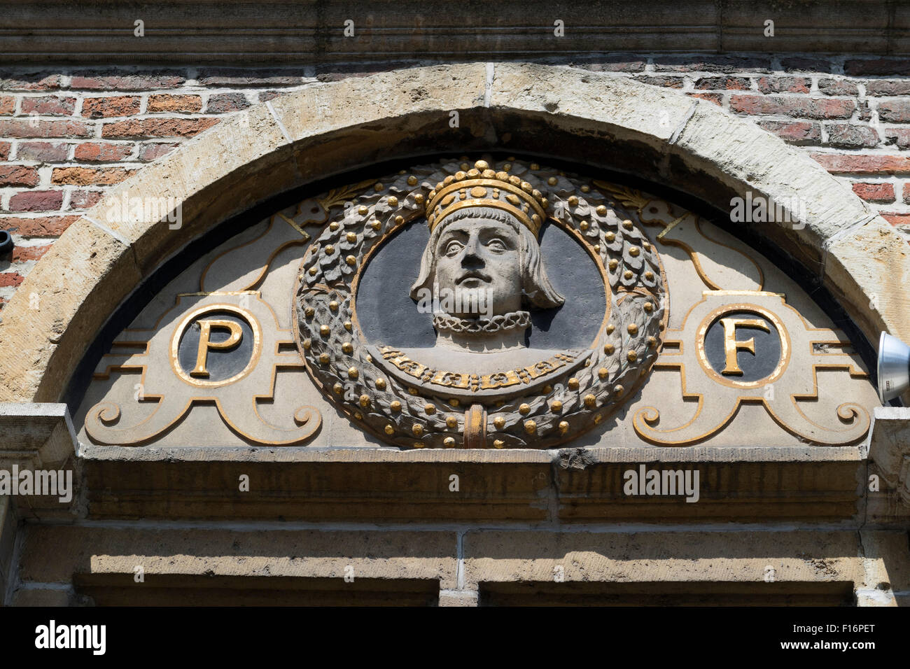 Einer der gekrönten Häupter der Fassade in Ghend, Belgien Stockfoto