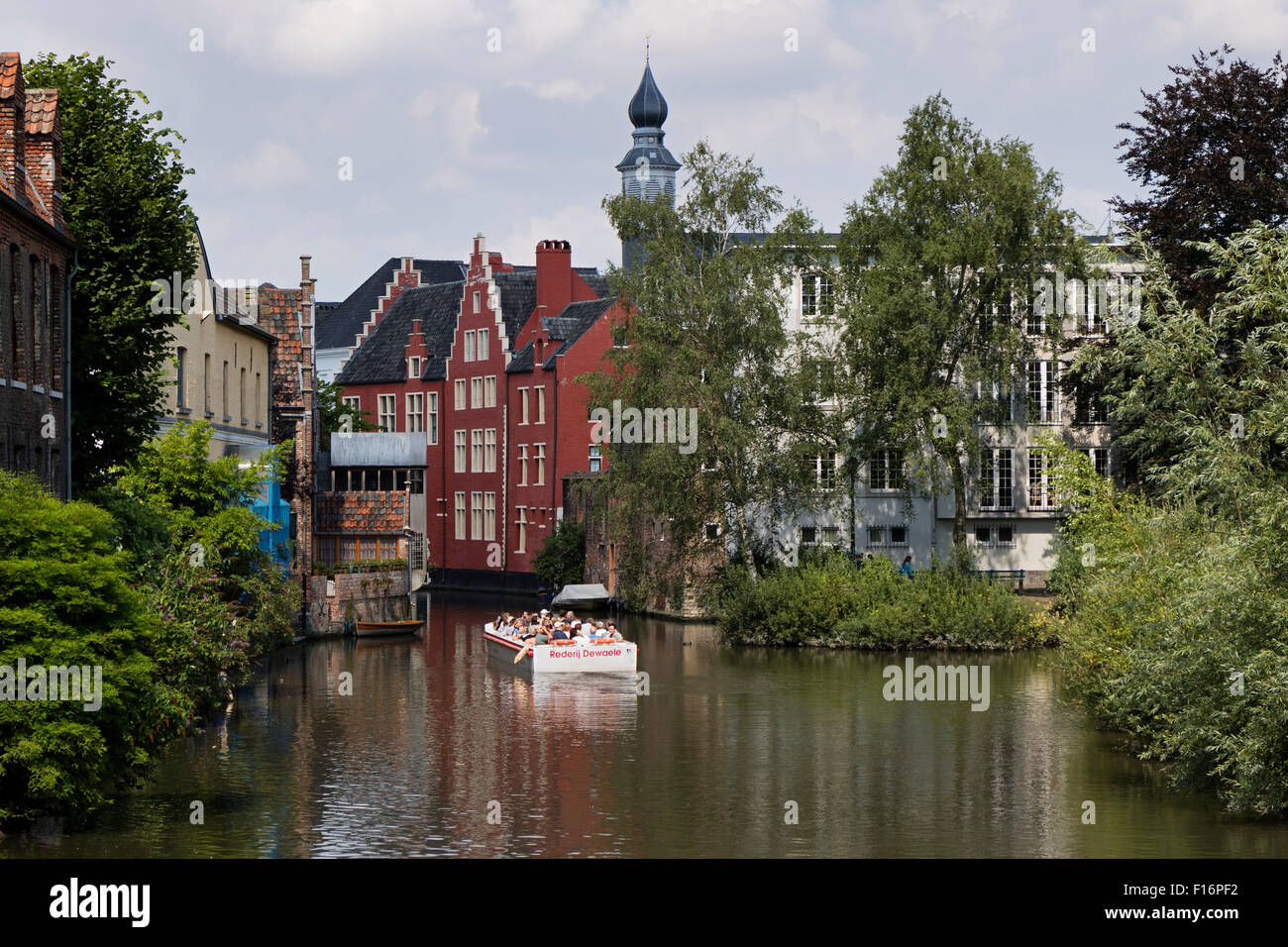 Ausflugsschiff mit Touristen auf dem Fluss Lauge in Ghend, Belgien Stockfoto