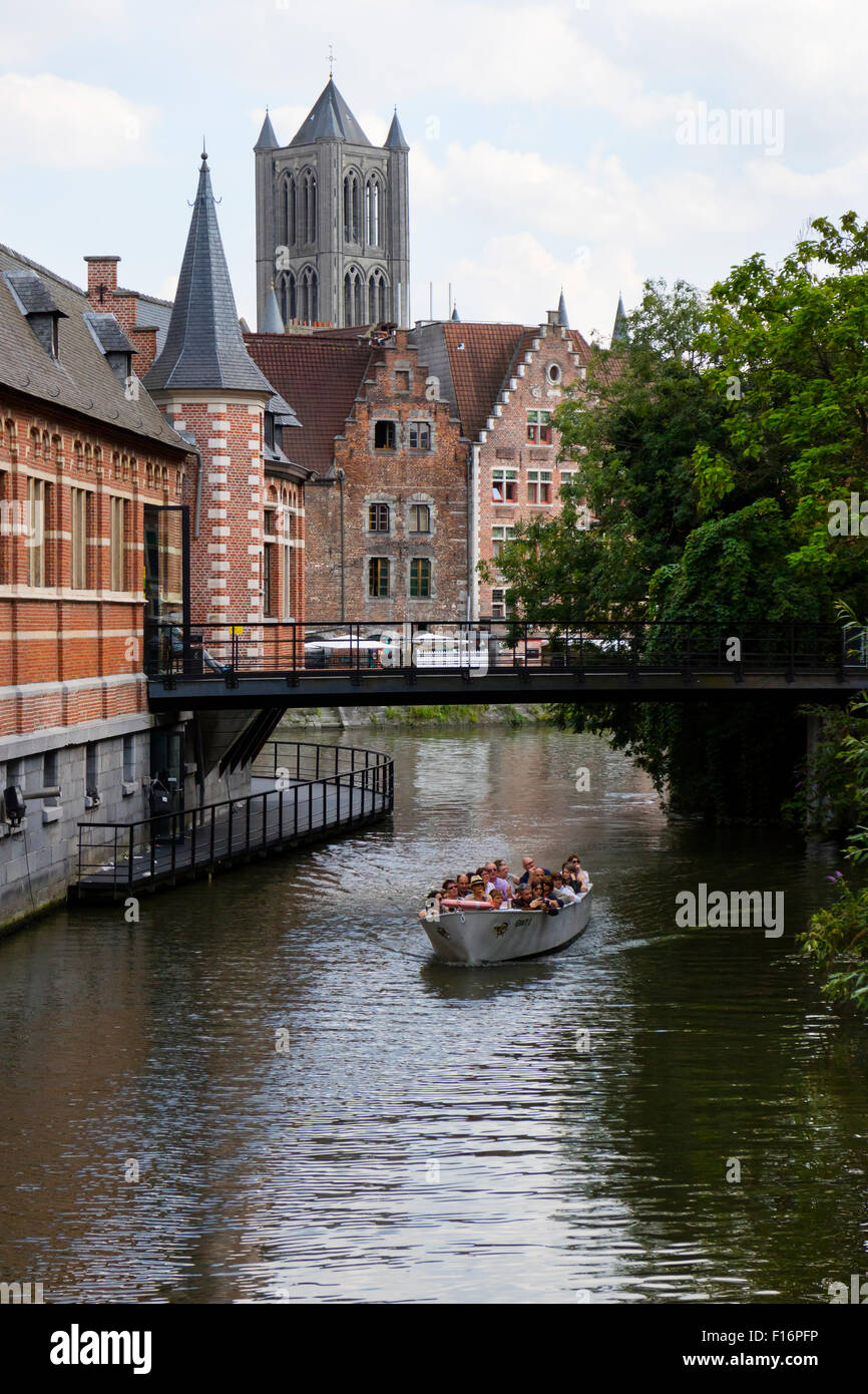Ausflugsschiff mit Touristen auf dem Fluss Lauge in Ghend, Belgien Stockfoto