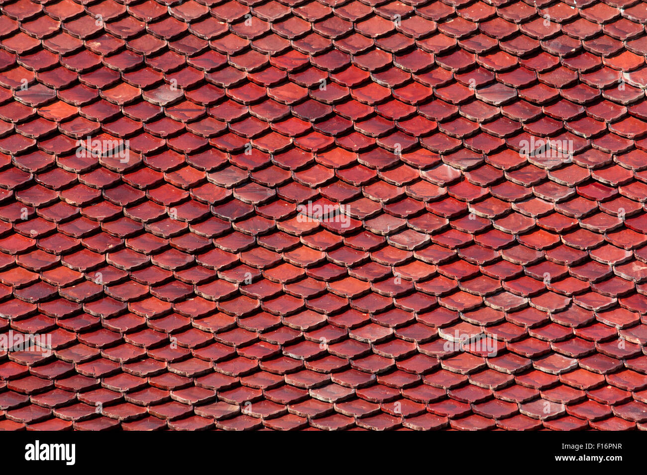 alte Fliesen Dach Hintergrund Stockfoto