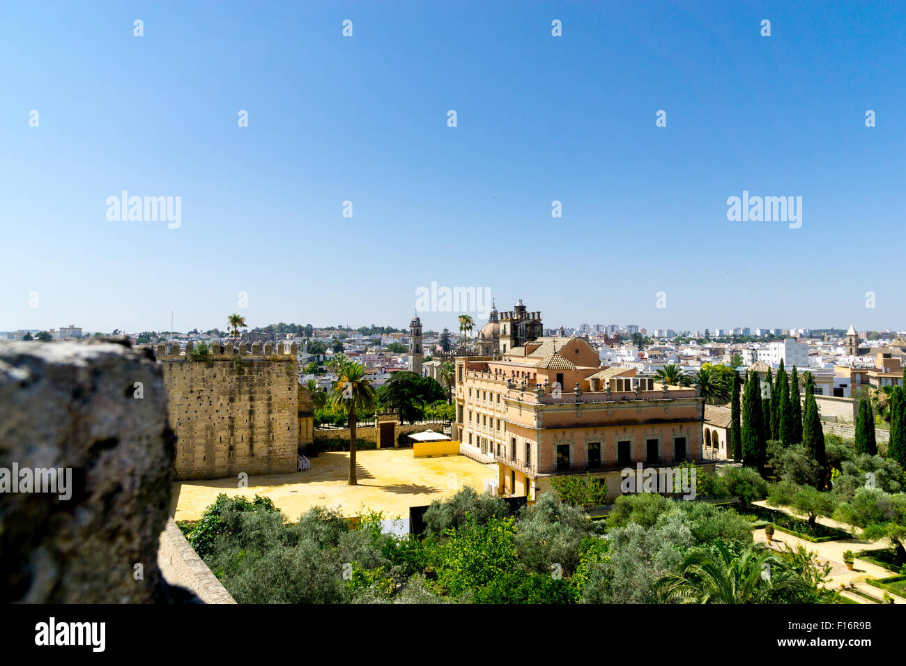 Jerez De La Frontera, Spanien. Blick über den Garten des Alcazar, der Kathedrale und darüber hinaus auf die Skyline der Stadt Stockfoto