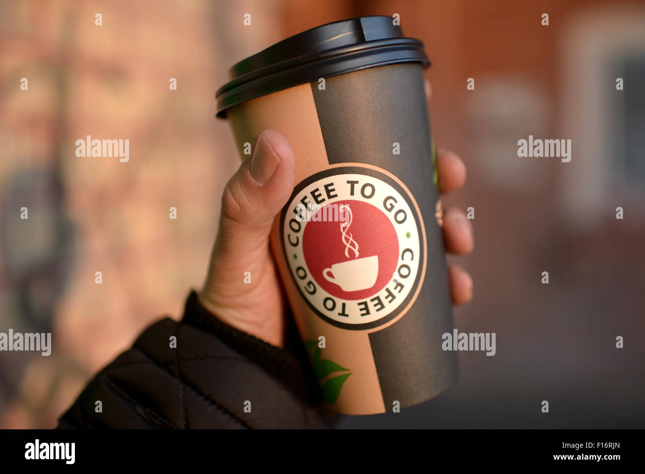 Berlin, Deutschland, einen Coffee-to-Go Becher Stockfoto