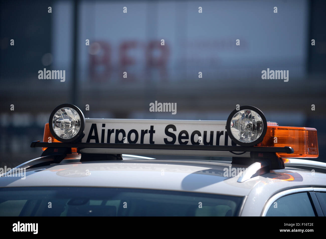 Schönefeld, Deutschland, Fahrzeug der Sicherheitskontrolle am Flughafen am BER Stockfoto