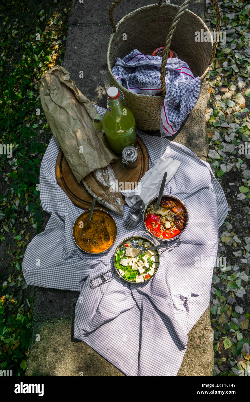 Picknick-Korb und Decke mit Artisan Brot und vegane Gerichte. Ansicht von oben Stockfoto