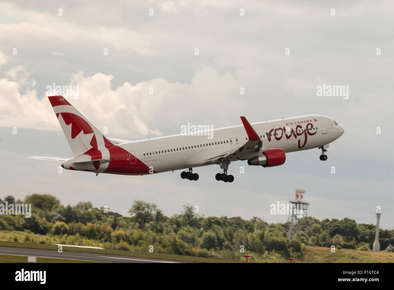 Air Canada Rouge Boeing 767-33A(ER) ausziehen an der Flughafen Manchester (UK). Stockfoto