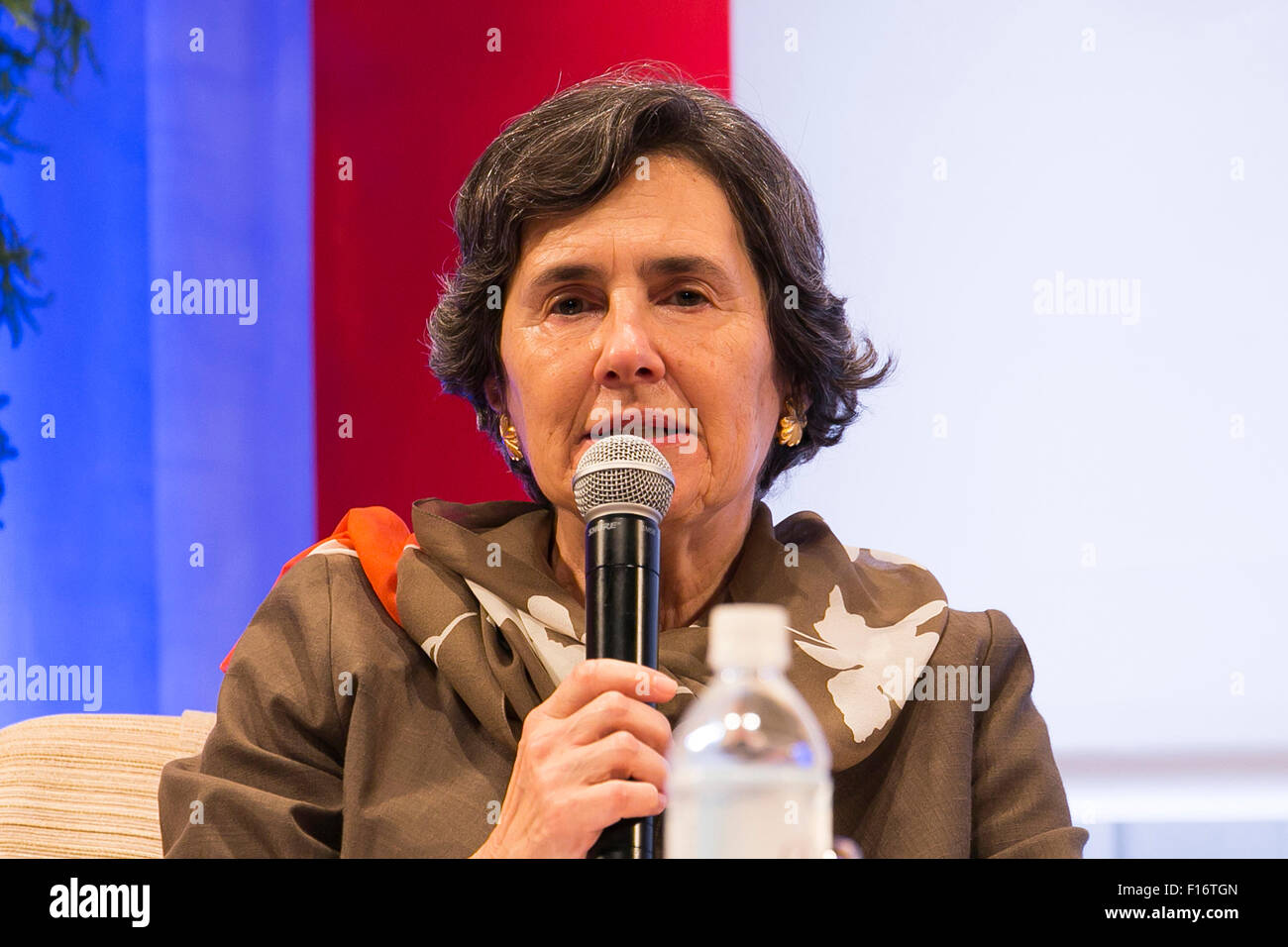 RuLa Ghani First Lady der islamischen Republik Afghanistan spricht während der Weltversammlung für Frauen in Tokio: WAW! 2015 auf 28. August 2015, Tokio, Japan. Rund 140 Anführerin (aus 40 Ländern und 7 internationalen Organisationen) besucht die '' WAW! 2015'', die Rolle von Frauen in Politik, Wirtschaft und Gesellschaft zu diskutieren. Premierminister Abe hat ein Ziel die Vertretung von Frauen in Führungspositionen auf 30 Prozent bis 2020 gesetzt. © Rodrigo Reyes Marin/AFLO/Alamy Live-Nachrichten Stockfoto