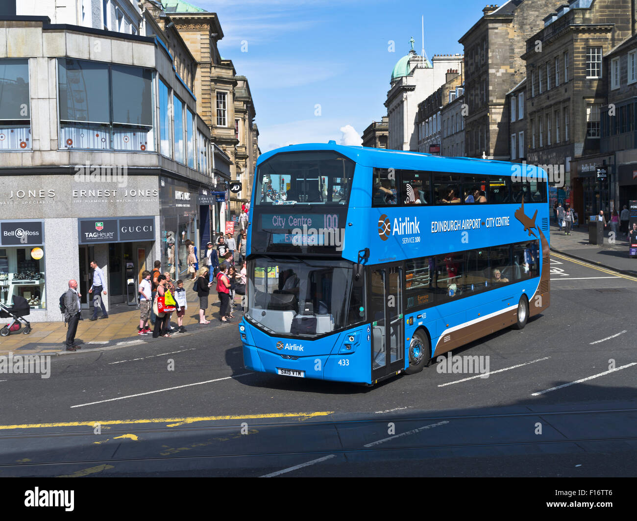 dh PRINCES STREET EDINBURGH City Centre Edinburgh Airport Express Bus Princes Street travel scotland Stockfoto