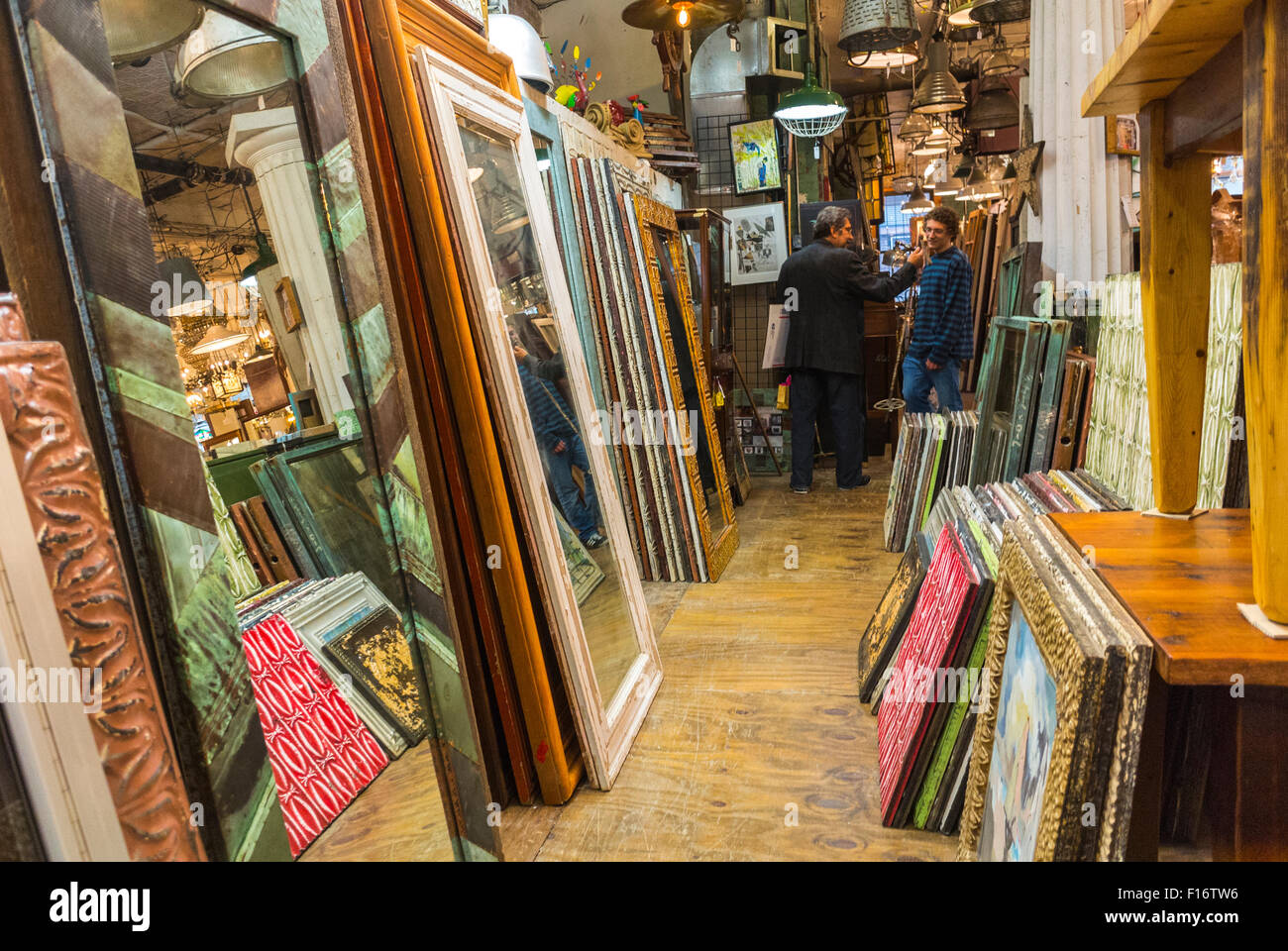 New York City, USA, Insideransichten im American Antiques Store, „Olde Good Things“ in Chelsea, Surfen, Vintage-Bilderrahmen, gestapelte Rahmen Stockfoto