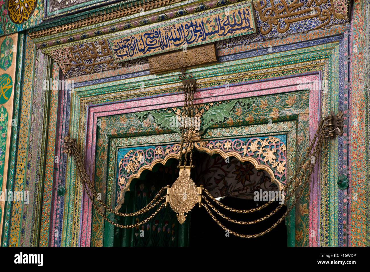 Indien, Jammu & Kaschmir, Srinagar, Khanqah-i-Mu'ala, Shah Hamdan Moschee Eingang mit Heiligen Kette über Tür, Stockfoto