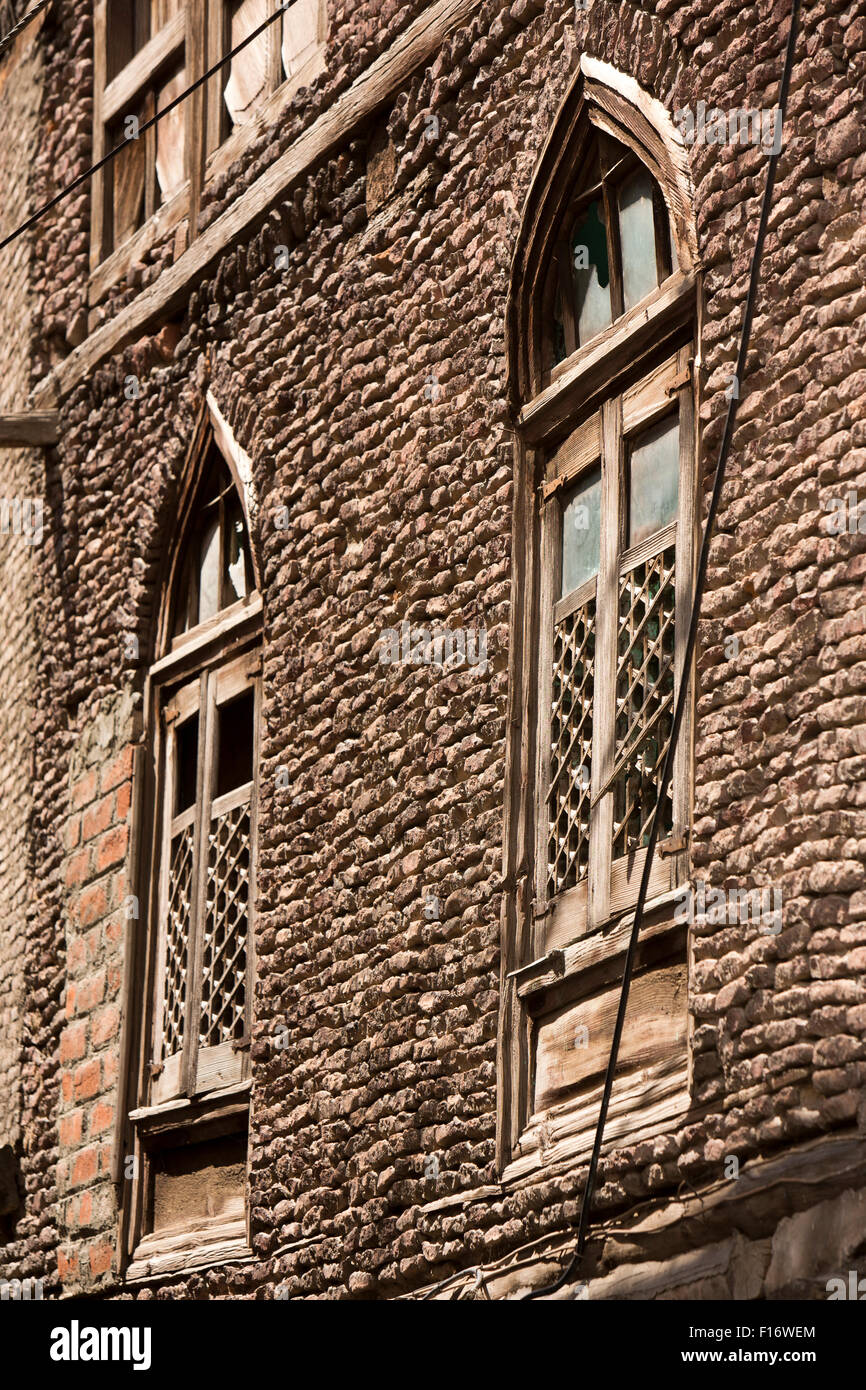 Indien, Jammu & Kaschmir, Srinagar, Fateh Kadal, gotischen Bogenfenstern der Kolonialzeit Haus Stockfoto