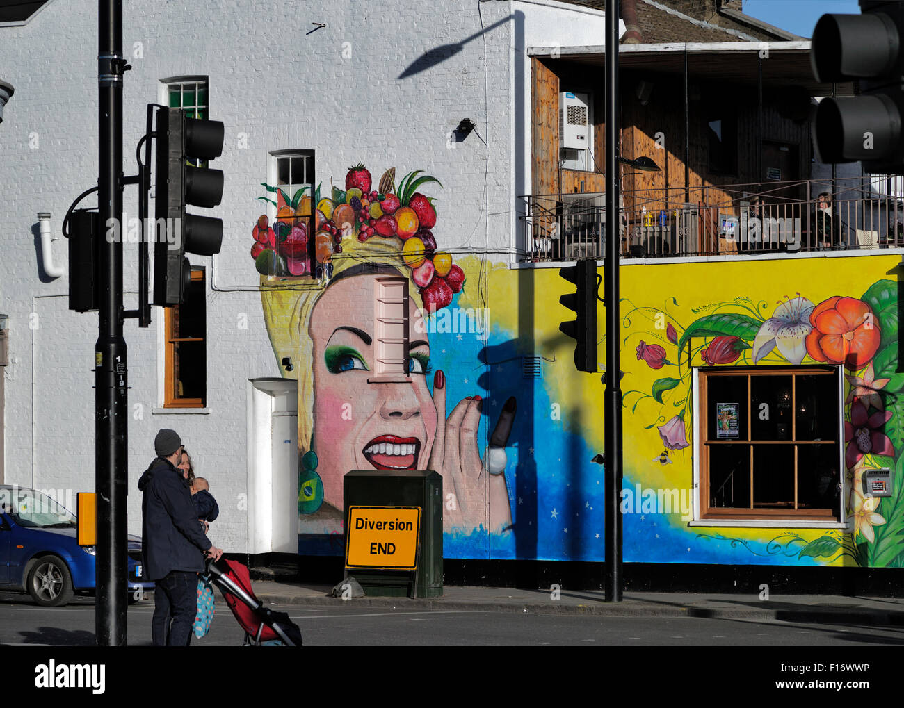 Straßenszene bunte Wandbild Kunstwerk malen, Camden; London; England; UK Stockfoto