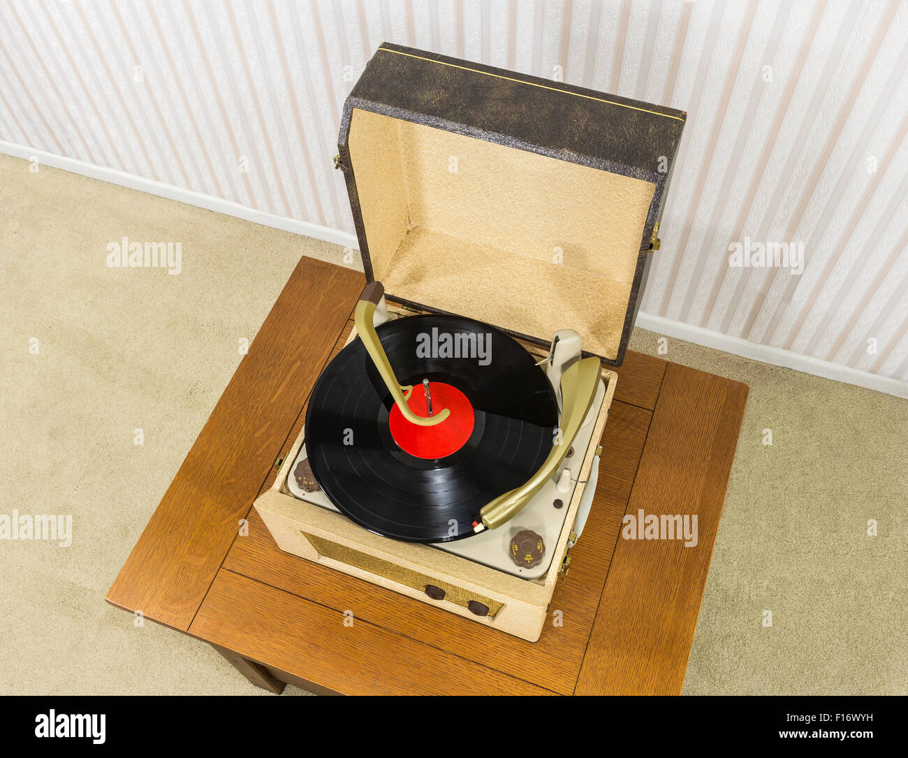Alte Plattenspieler mit Vintage Vinyl-Scheibe. Stockfoto