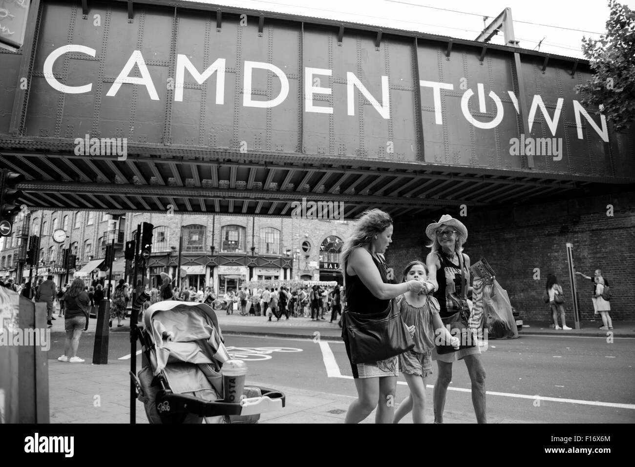 Camden Town Straßenansicht - Brücke. Stockfoto