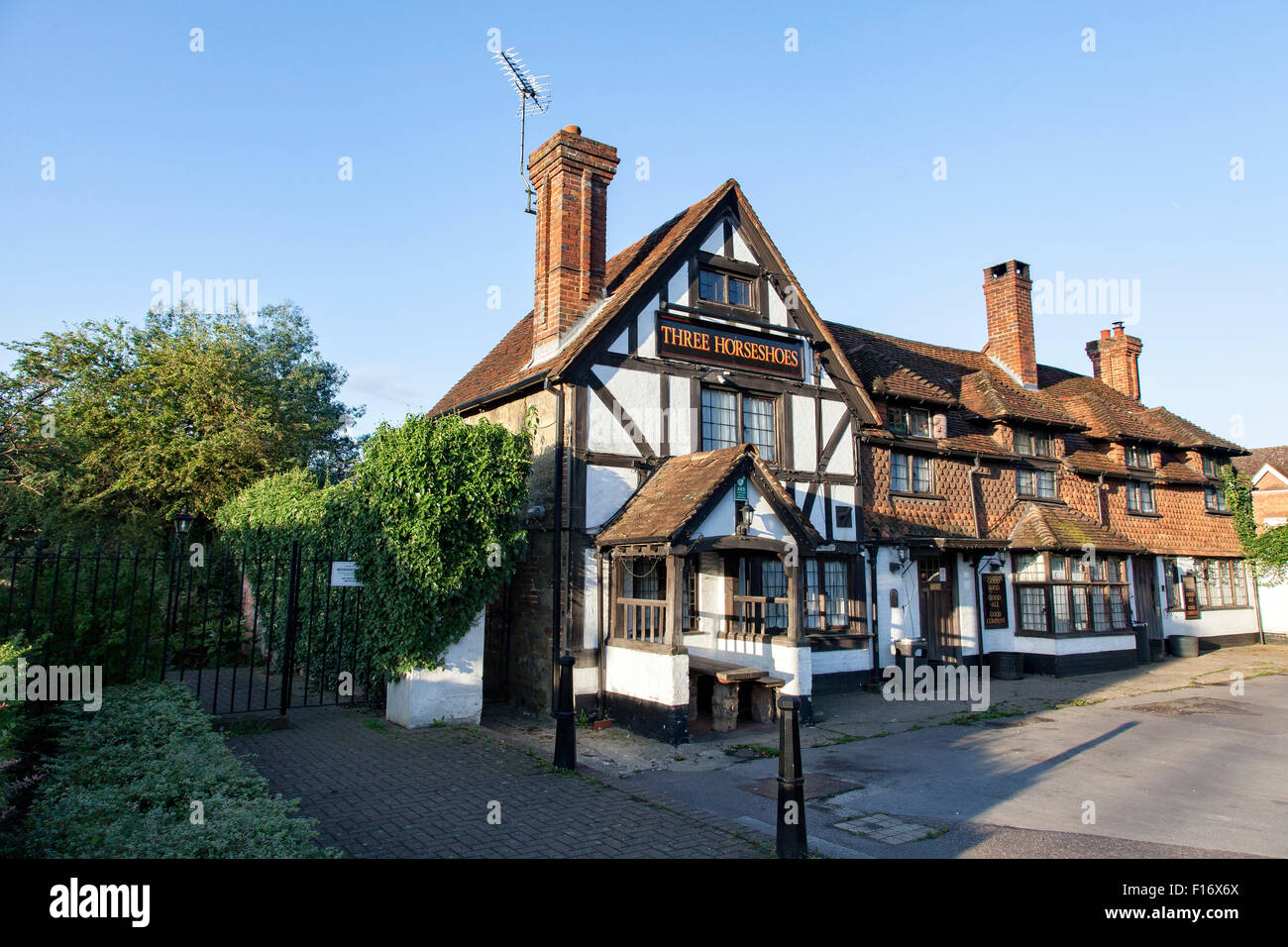 Die drei Hufeisen Gastwirtschaft in den schönen Surrey Dorf Cranleigh Stockfoto