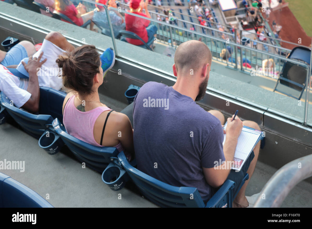 Junges Paar erzielte eine Baseball-Spiel Stockfoto