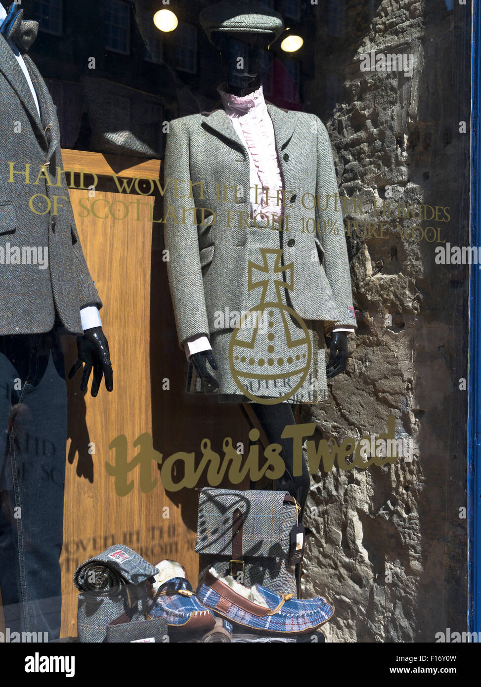 dh Lawnmarket THE ROYAL MILE EDINBURGH Harris Tweed Shop Display Fenster Scottish Souvenir Shop schottland Mode Jacke Kleidung Geschäfte uk Stockfoto