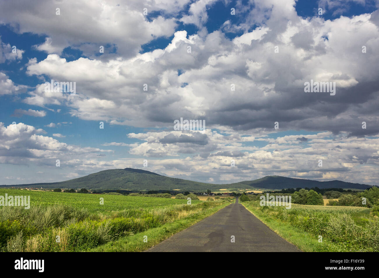 Dramatische grau weiße Cumulonimbus Wolken am Himmel über Mount Sleza niedriger Schlesien Polen Stockfoto