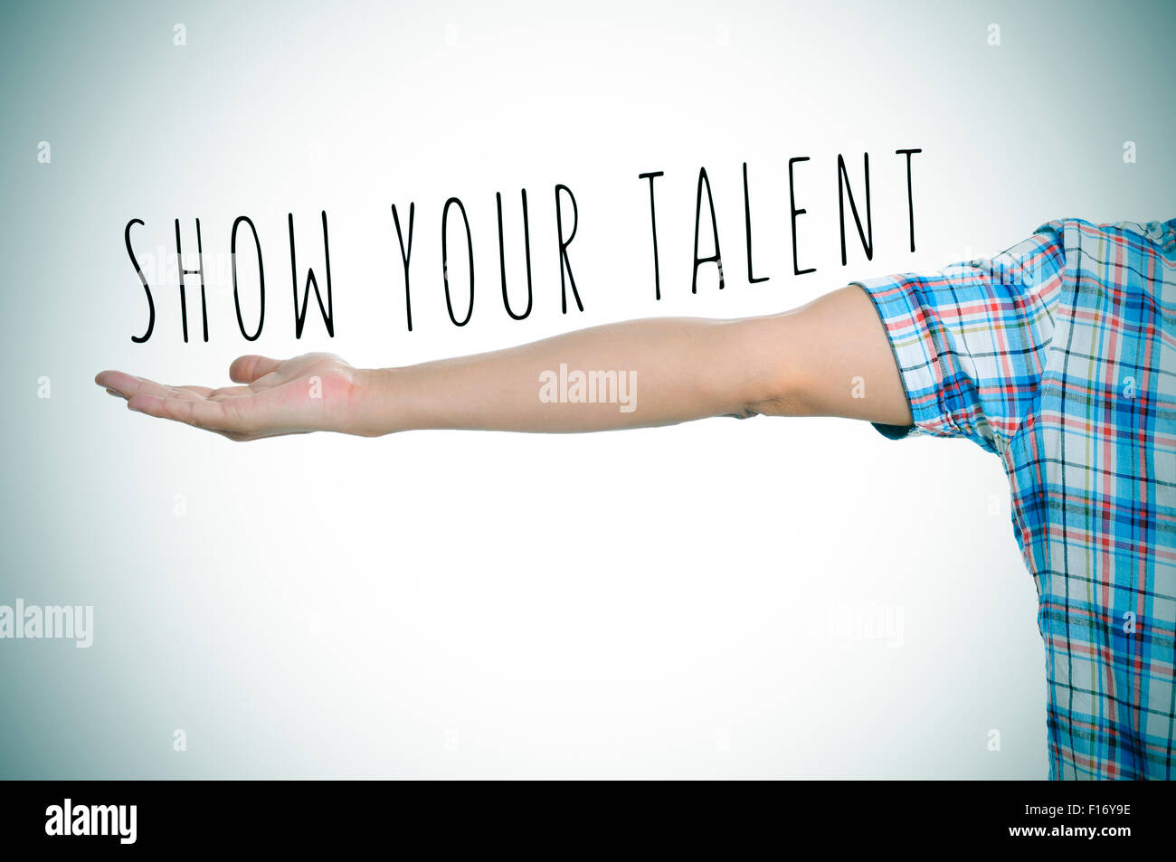 kaukasischen Jüngling und den Text zeigen Sie Ihr Talent in seinem ausgestreckten Arm leichte Vignette hinzugefügt Stockfoto