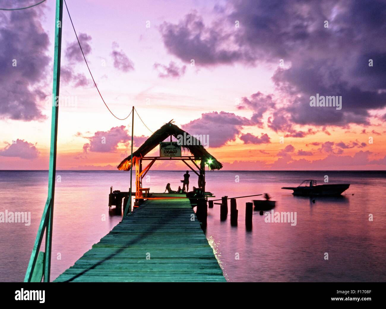 Die Anlegestelle am Pigeon Point bei Sonnenuntergang, Tobago, Trinidad und Tobago, Karibik, West Indies. Stockfoto