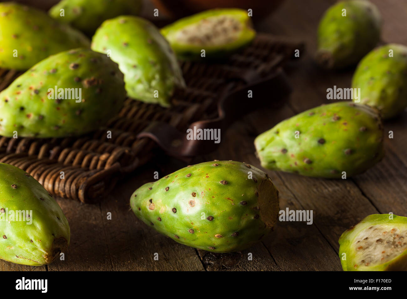 Rohe Bio grüner Kaktus Birnen essfertig Stockfoto