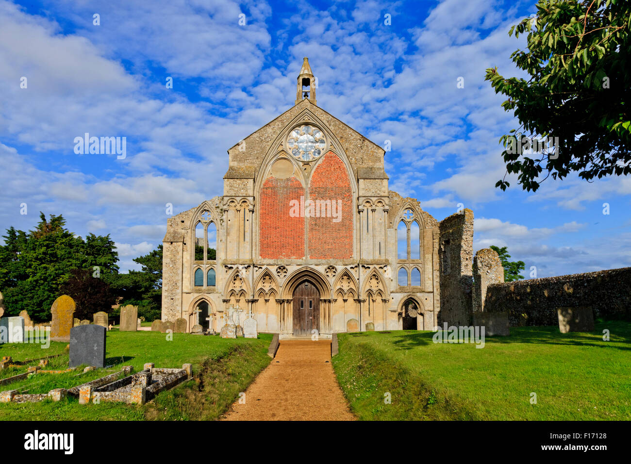 Westfassade des Priory-Kirche von St. Maria und die Heiligen Kreuz, Binham Norfolk, England Stockfoto