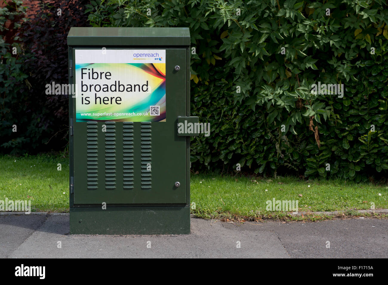 Ein BT die Glasfaser Breitband ist hier Aufkleber an der Seite des Ingenieurs eine grüne box Stockfoto