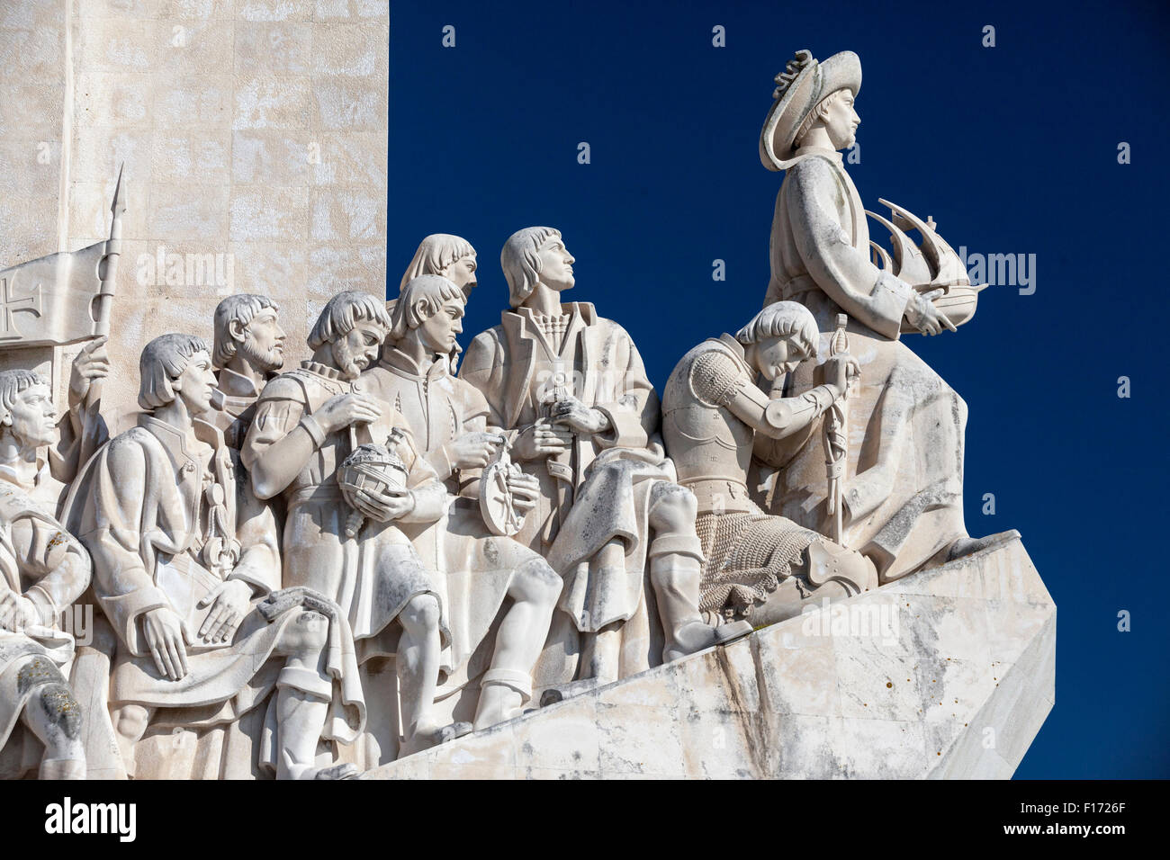 Detail des Denkmals der Entdeckungen entlang des Tejo im Abschnitt Belem in Lissabon, Portugal. Stockfoto