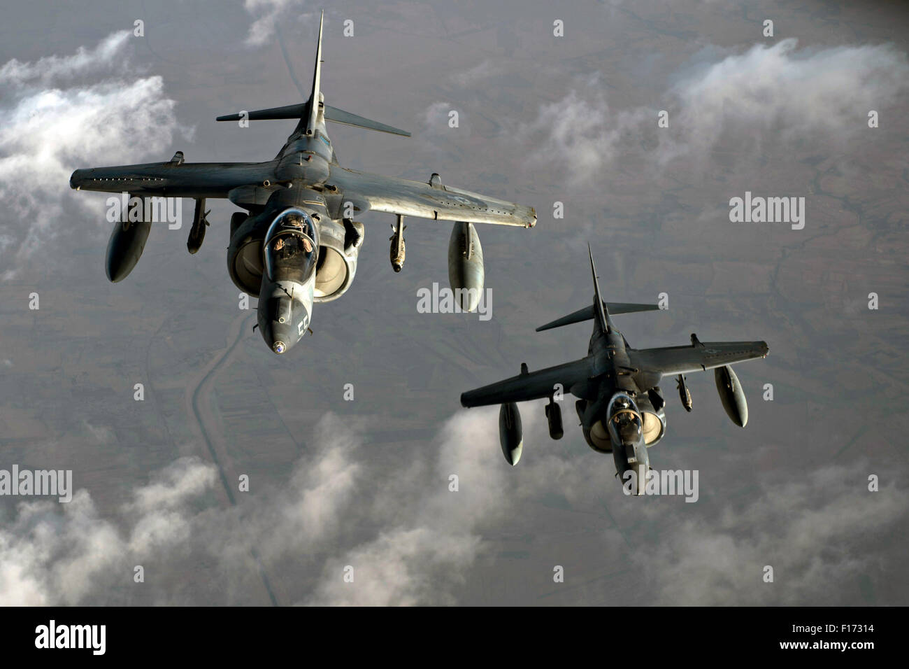 US Marine Corps AV-8 b Harrier Kampfflugzeuge fliegen in Formation, wie sie bei einem Kampfeinsatz zur Unterstützung Betrieb innewohnende lösen 25. August 2015 über Qatar tanken. Stockfoto