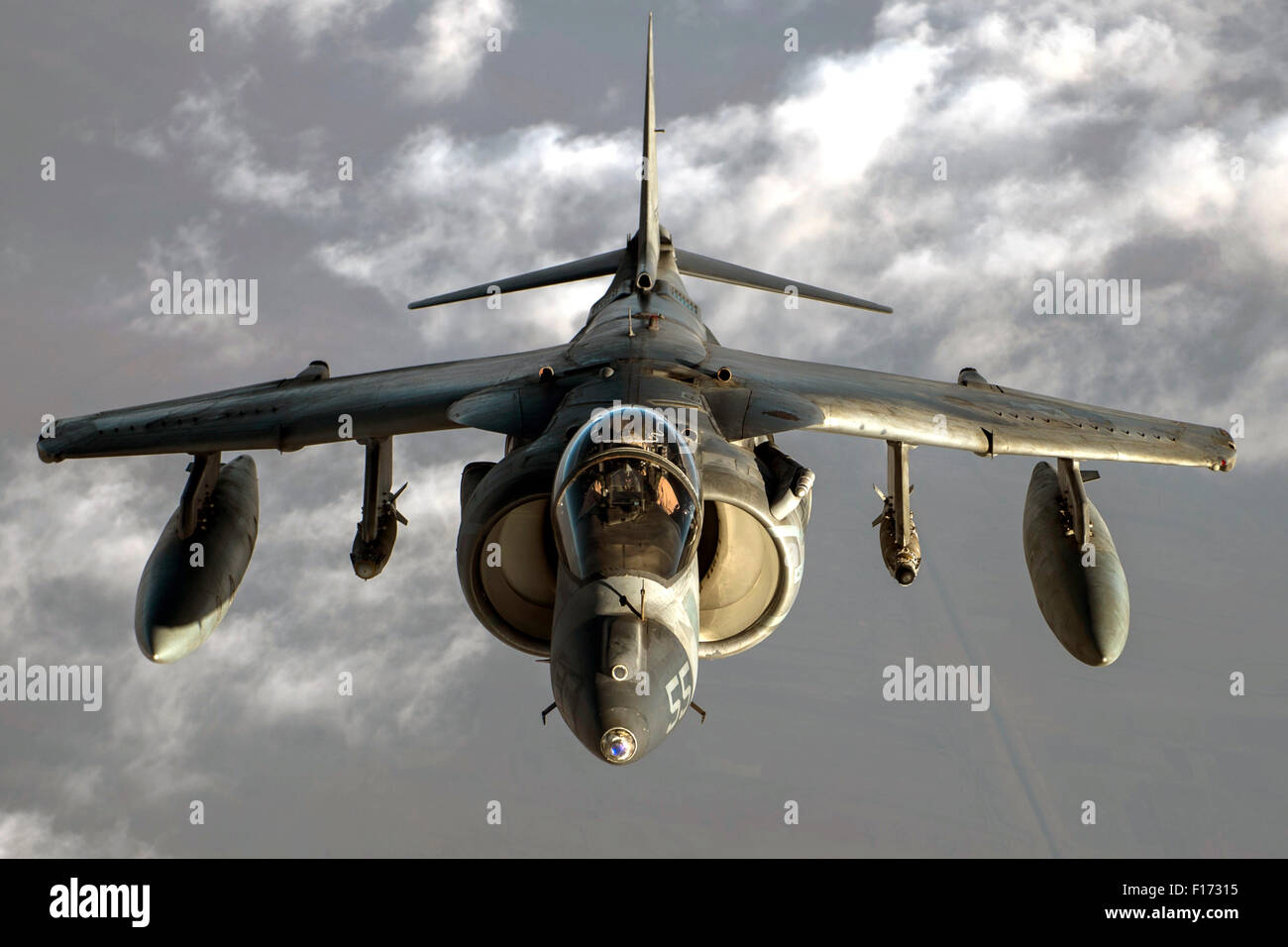 US Marine Corps AV-8 b Harrier Kampfflugzeuge fliegen in Formation, wie sie bei einem Kampfeinsatz zur Unterstützung Betrieb innewohnende lösen 25. August 2015 über Qatar tanken. Stockfoto