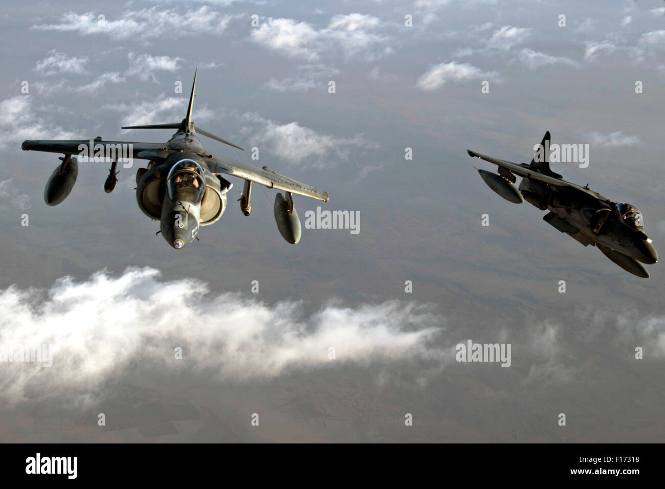 US Marine Corps AV-8 b Harrier Kampfflugzeuge fliegen in Formation, wie sie bei einem Kampfeinsatz zur Unterstützung Betrieb innewohnende lösen 25. August 2015 über Qatar tanken. Stockfoto