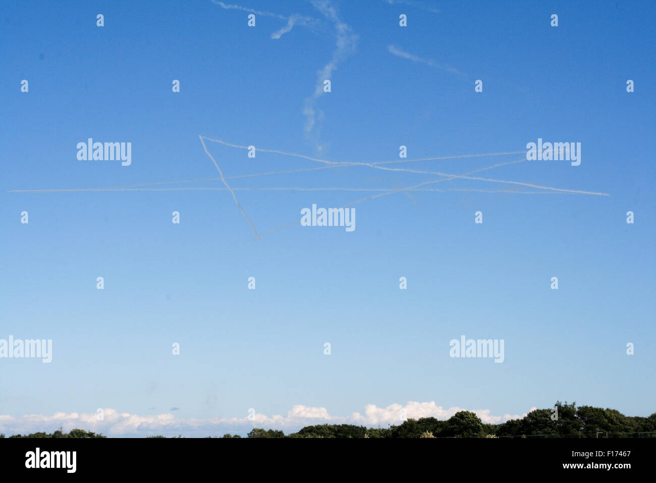 Pentagram Rauch Trail im blauen Himmel Stockfoto