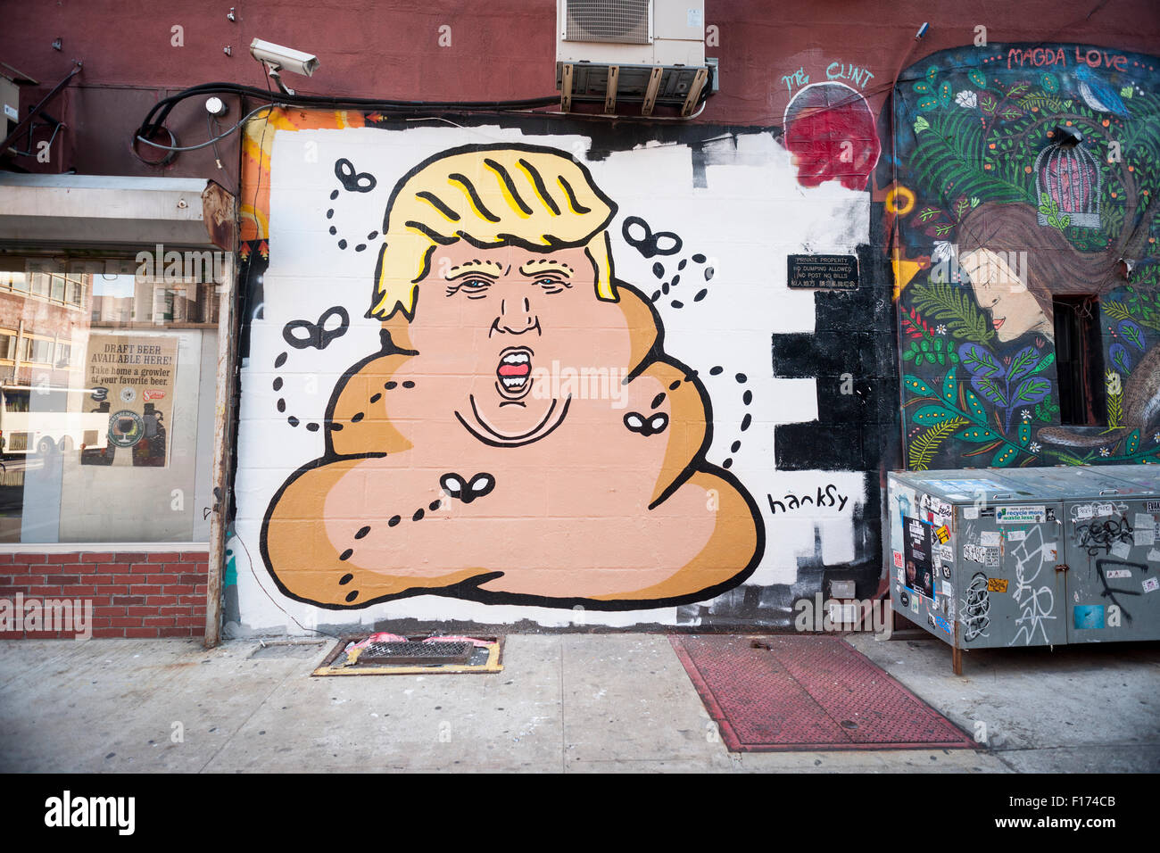 New York, New York, USA. 28. August 2015. Ein Wandbild von der Streetart-Künstler, den hanksy auf der Lower East Side von New York Geschäftsmann und Präsidentschaftskandidat Donald Trump zeigt, wie ein Haufen Kot mit Summen fliegen über, auf Freitag, 28. August 2015 gesehen. Hanksy ist bekannt für seine Wortspiel Kunstwerk viele mit Tom Hanks gefüllt. Bildnachweis: Richard Levine/Alamy Live-Nachrichten Stockfoto