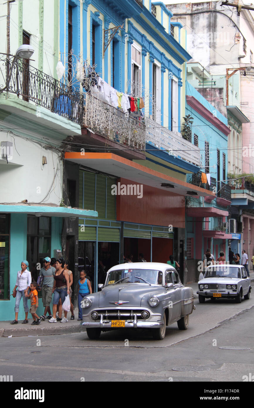 Graue Oldtimer im kubanischen Straße Stockfoto
