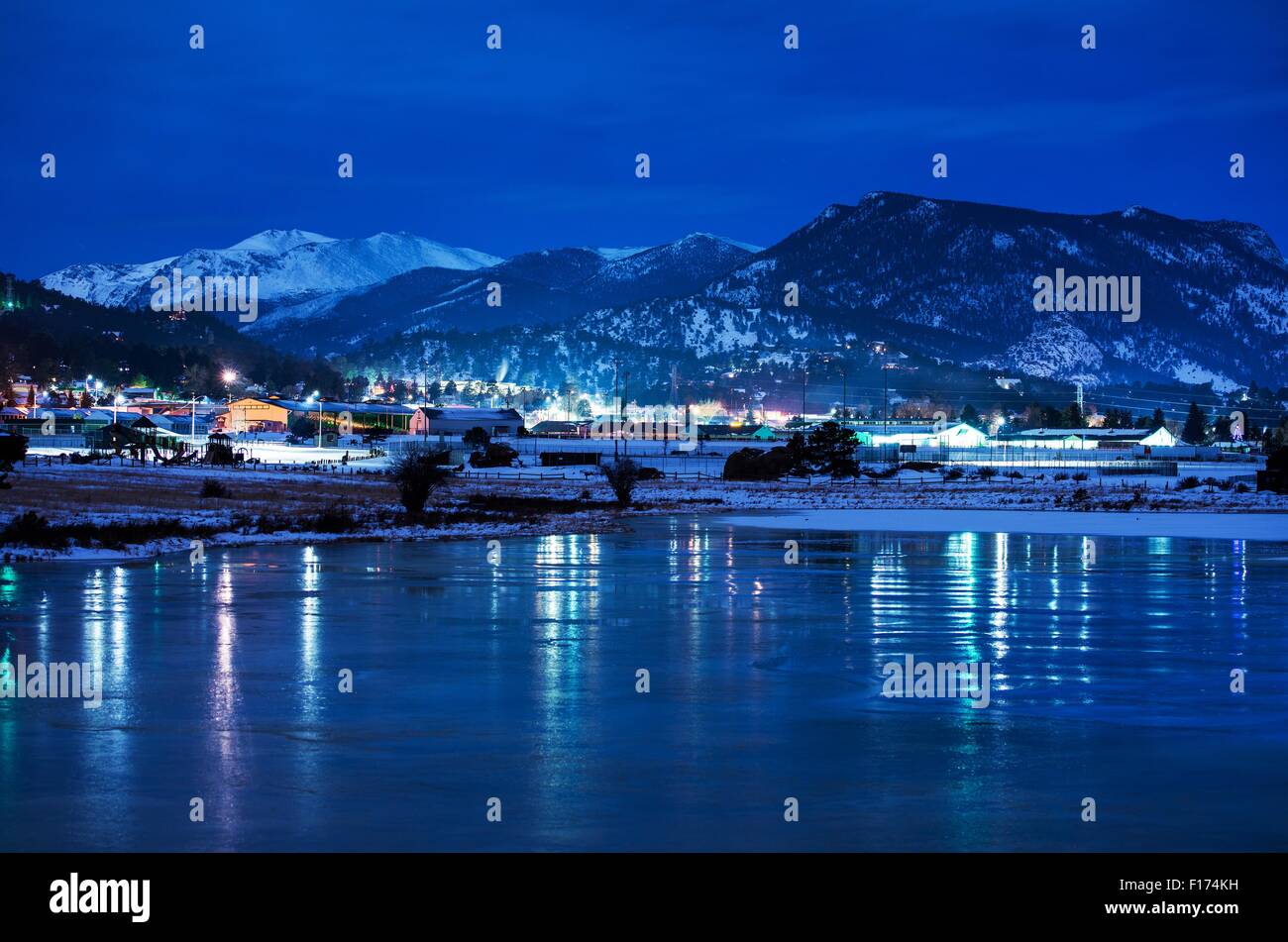 Estes Park Winternacht Panorama. Estes Park, Colorado, Vereinigte Staaten von Amerika Stockfoto