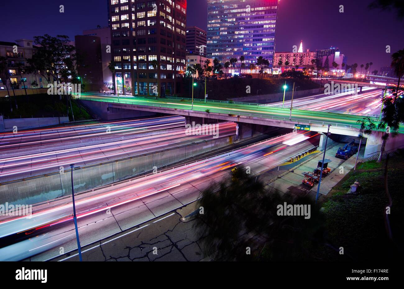 Los Angeles-Nachtverkehr. Spät in der Nacht Fahrt in die Innenstadt von Los Angeles, Kalifornien, USA. Stockfoto