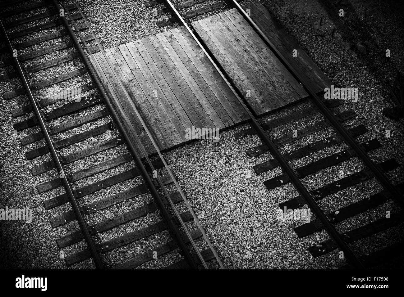 Railroad Tracks Nahaufnahme von oben. Schwarz / weiß-Eisenbahn-Thema. Stockfoto