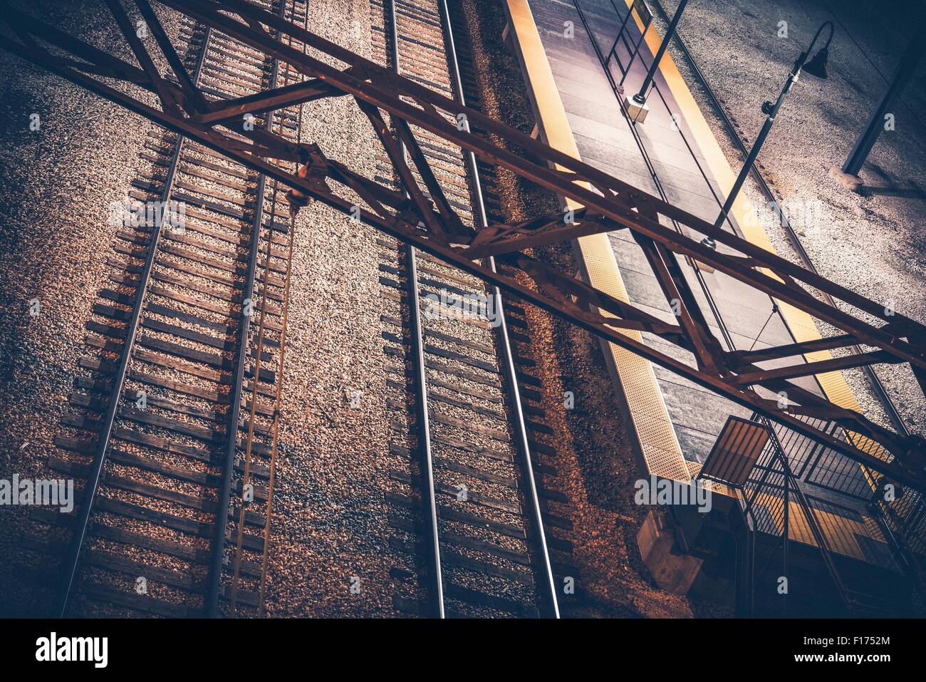 Bahnhof in der Nacht. Zwei Railroad Tracks und elektrischen Systemen. Stockfoto