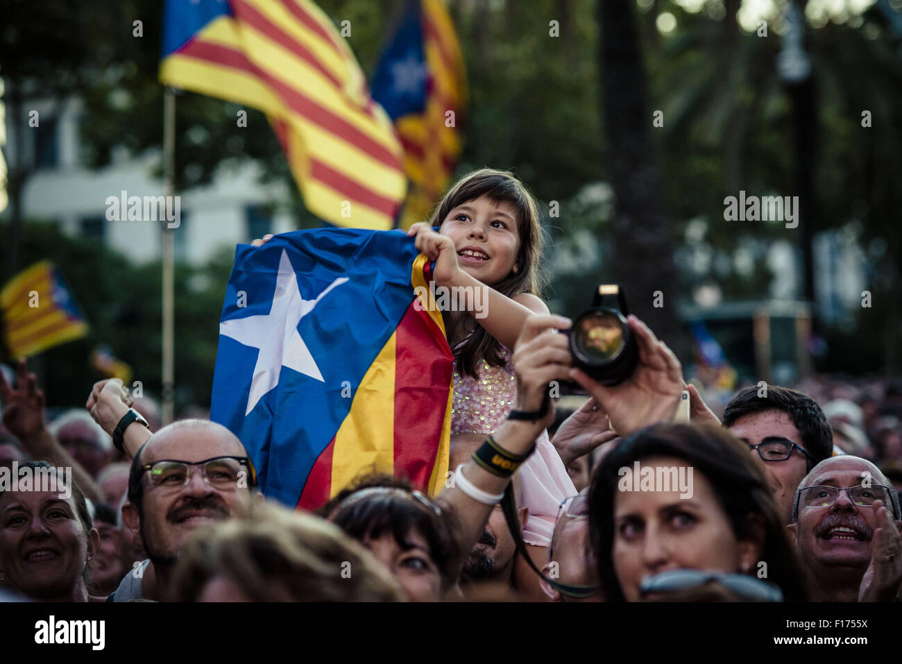 Barcelona, Katalonien, Spanien. 28. August 2015. Pro-Unabhängigkeit Katalanen Welle Estelada Flaggen während der "Festival der Kandidaten" des Wählerverzeichnisses pro-Unabhängigkeit parteiübergreifenden "Junts Pel Si" (gemeinsam für das ja) in Barcelona. Bildnachweis: Matthias Oesterle/ZUMA Draht/Alamy Live-Nachrichten Stockfoto