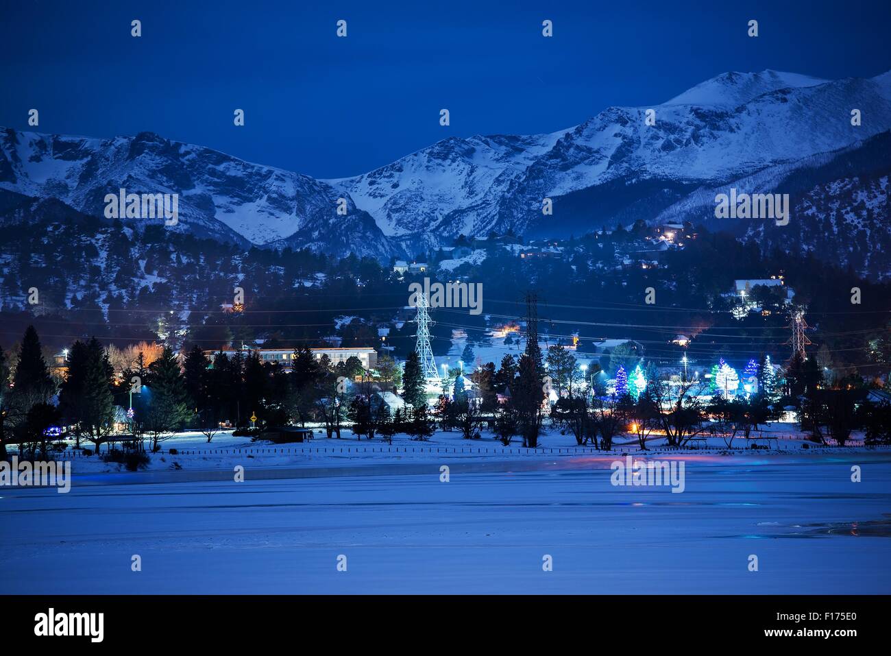 Eine kalte Winternacht in die berühmte Estes Park, Colorado, USA. Stockfoto