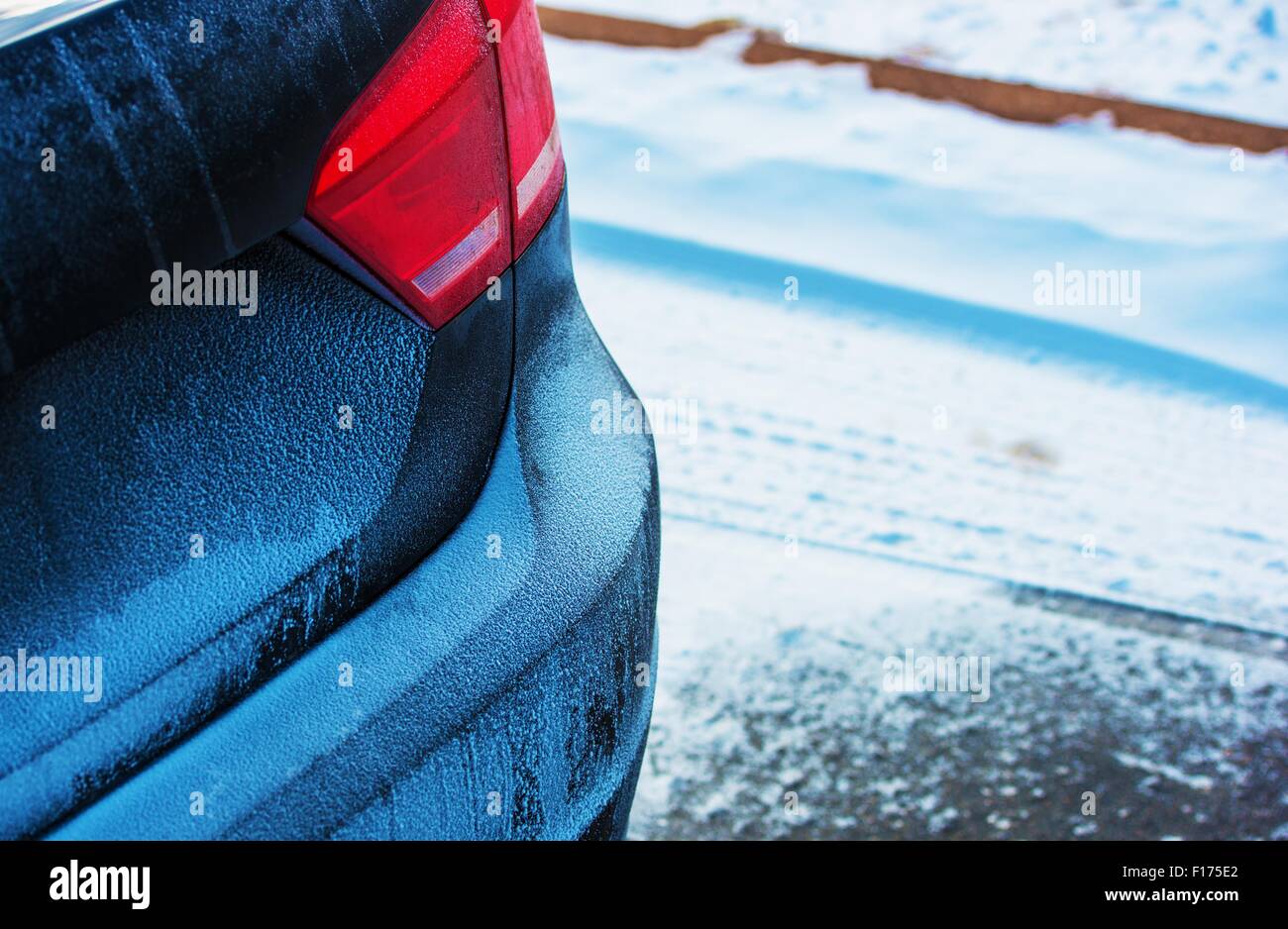 Winter Saison fahren. Moderne Limousine mit Schnee bedeckt. Auto-Nahaufnahme. Stockfoto