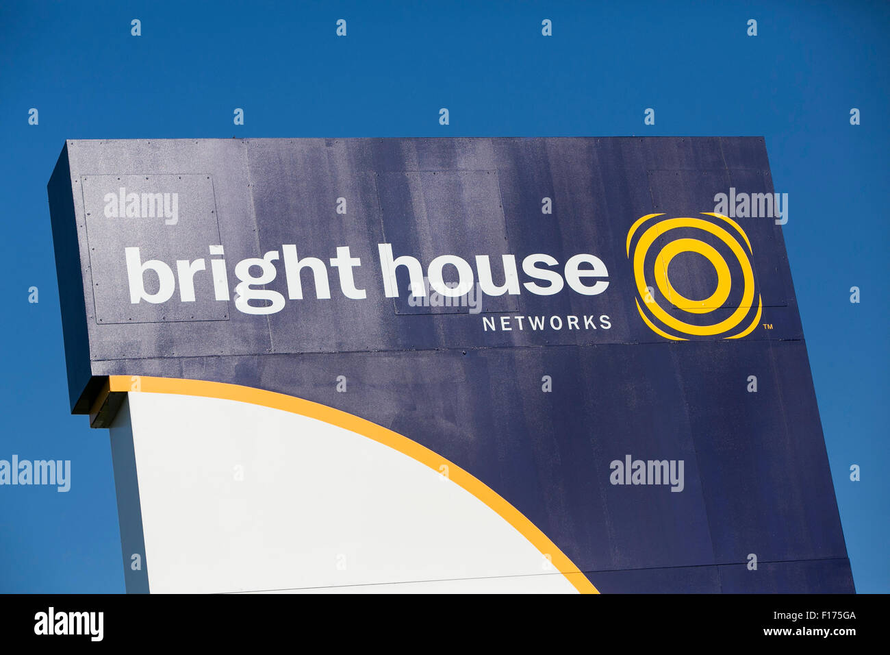 Ein Logo Zeichen außerhalb einer Einrichtung von Bright House Networks in Indianapolis, Indiana am 15. August 2015 besetzt. Stockfoto