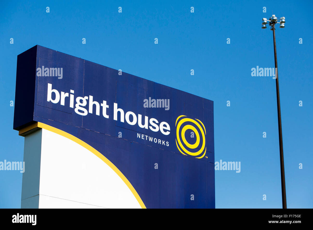 Ein Logo Zeichen außerhalb einer Einrichtung von Bright House Networks in Indianapolis, Indiana am 15. August 2015 besetzt. Stockfoto